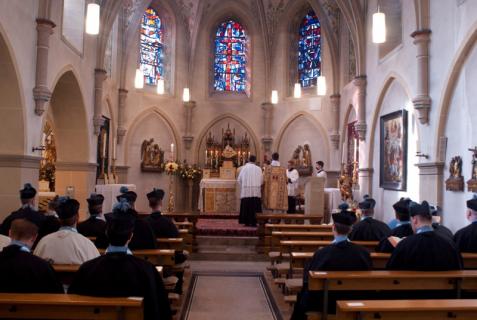 La retraite débutait par une Messe solennelle, célébrée par Mgr Wach, Prieur Général. 